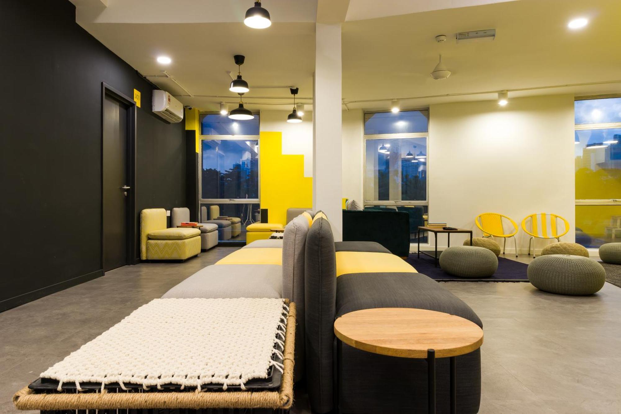 Upstairs Downstairs Coliving Kampung Pandan Hostel *